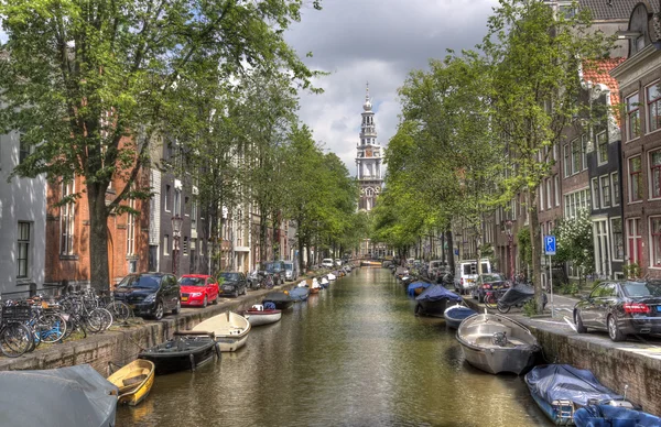 Igreja e canal em Amsterdã — Fotografia de Stock