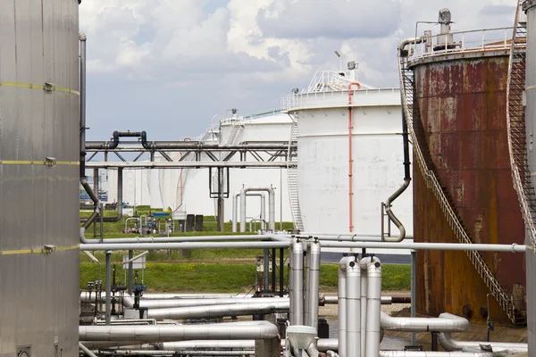 Rafinerii ropy naftowej i silosy — Zdjęcie stockowe