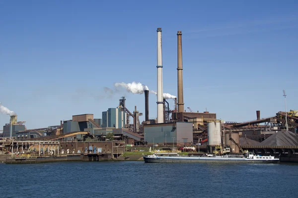 Industrie avec cheminées fumeur — Photo