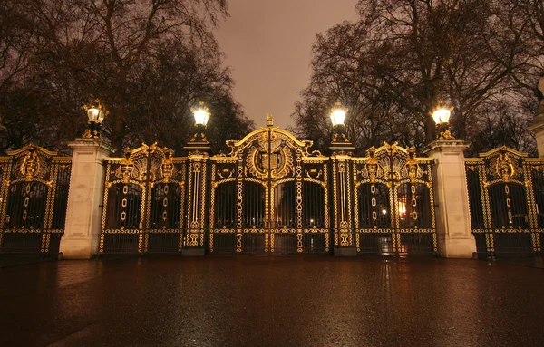 Buckinghamský palác brána — Stock fotografie