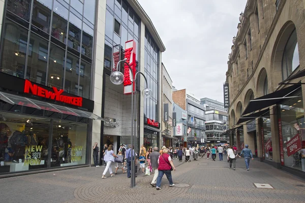 Insanlar alışveriş Cologne, Almanya — Stok fotoğraf