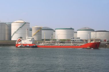 Petrol tankeri ve silolar