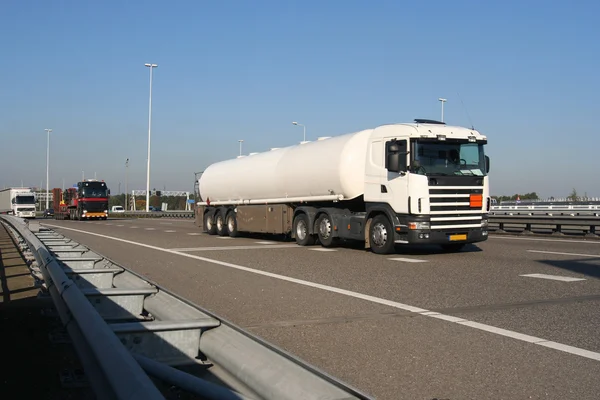 Benzine vrachtwagen op de snelweg — Stockfoto