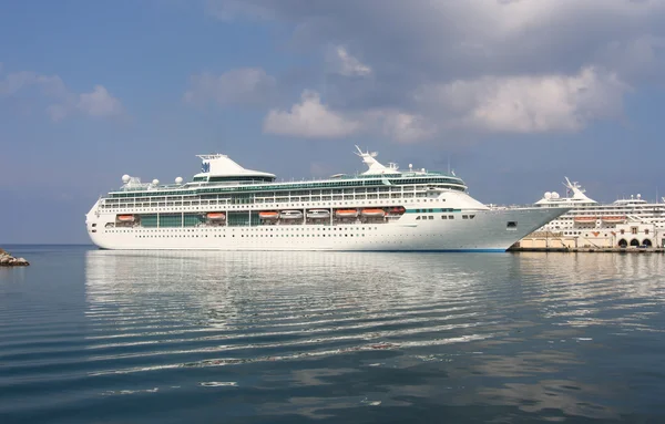 Passenger Ship in Rhodes Harbor — Stock Photo, Image