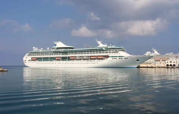 Nave de pasajeros en Rodas Puerto Fotos De Stock Sin Royalties Gratis