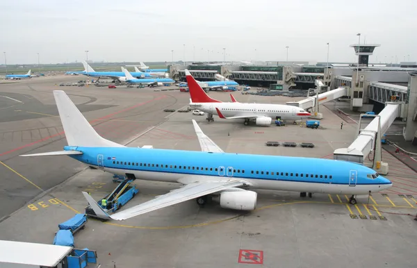 Flugzeuge auf dem Flughafen — Stockfoto