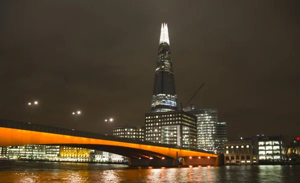 Skärvan och london bridge — Stockfoto