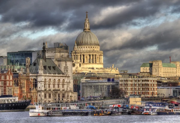 Cathédrale Saint-Pauls à Londres de l'autre côté de la Tamise — Photo