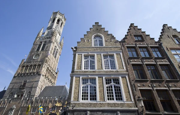 Huizen en belfort in Brugge — Stockfoto