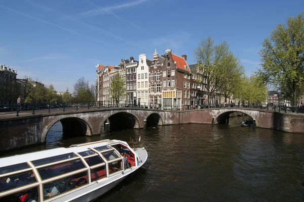 Tour boat in Amsterdam — Stock Photo, Image
