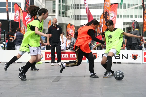 Les filles jouent au football — Photo