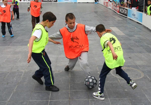 Les garçons jouent au football — Photo