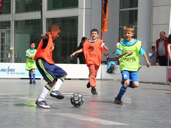 Мальчики играют в футбол — стоковое фото