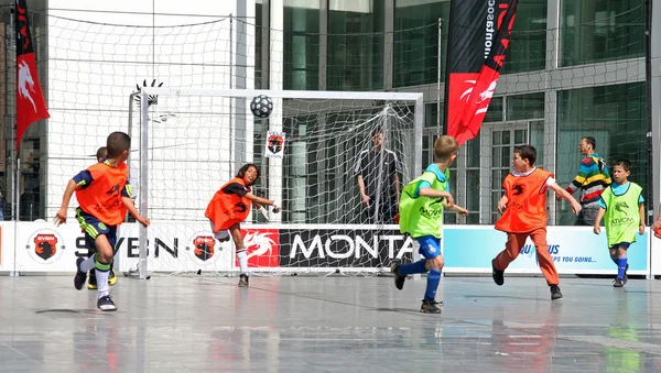 Meninos jogar futebol — Fotografia de Stock