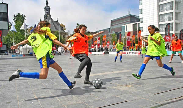 Tjejer spela fotboll — Stockfoto