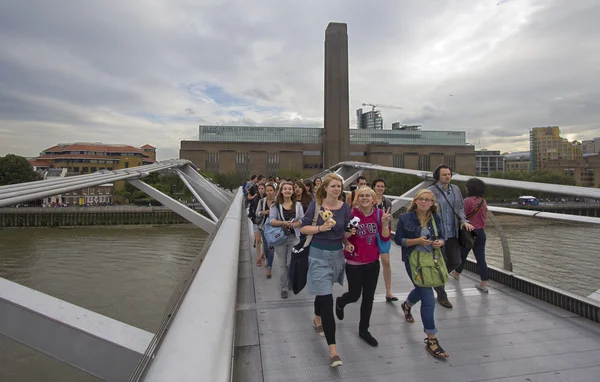 Turistas en Millennium Bridge — Foto de Stock