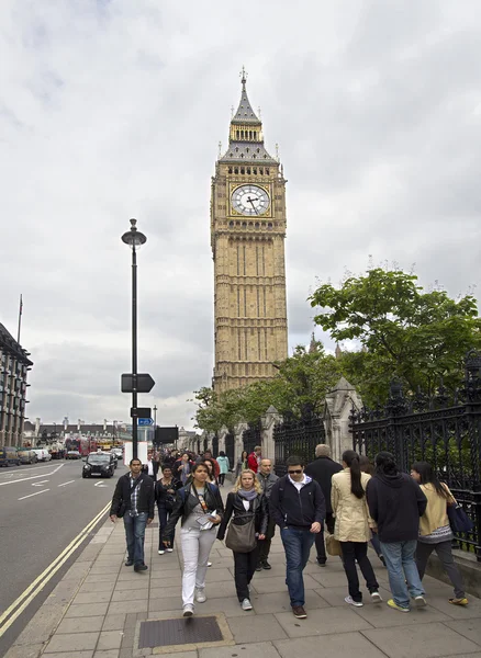 Turister vid big ben — Stockfoto