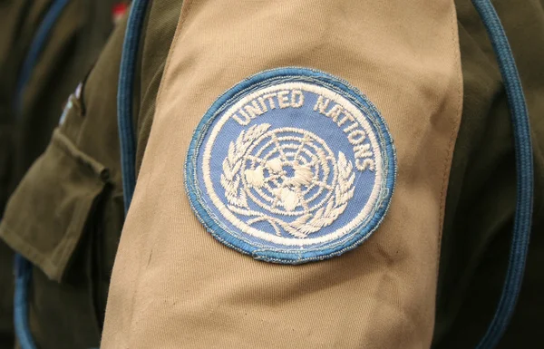 Emblem der Vereinten Nationen auf dem Ärmel der Soldaten — Stockfoto