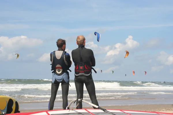 Surfers kijken — Stockfoto