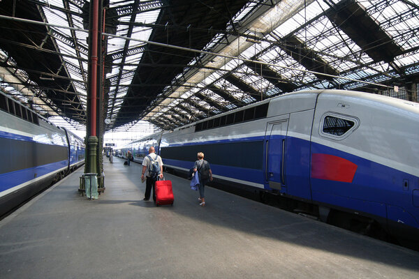 поезд путешественники