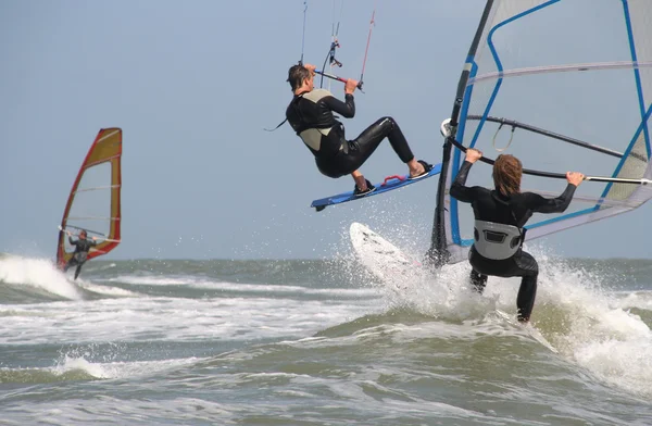 A szél és a kite-szörfösök — Stock Fotó
