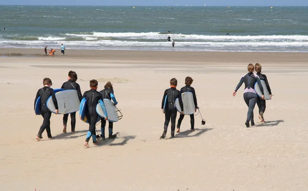 Crianças com pranchas de surf — Fotografia de Stock