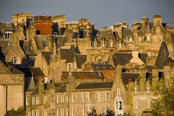 Edinburgh huizen in zonsondergang — Stockfoto