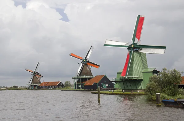 オランダの 3 つの風車 — ストック写真
