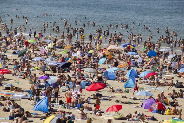 Praia lotada no verão — Fotografia de Stock