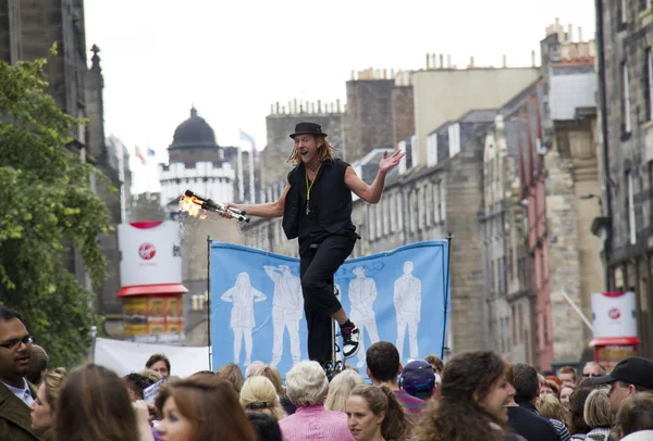 Żonglerka pochodnie w edinburgh festival fringe — Zdjęcie stockowe