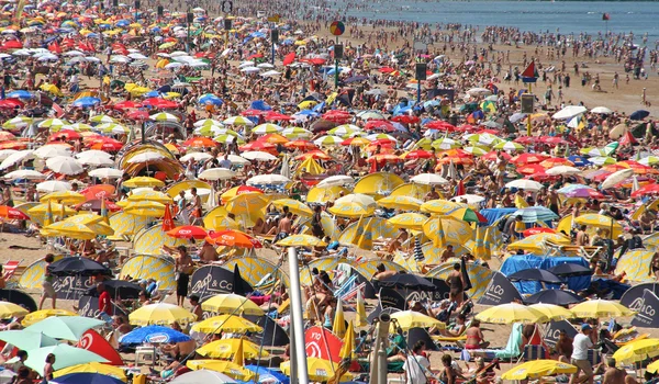 Trångt beach — Stockfoto