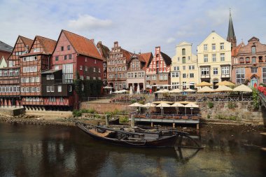 Luneburg, Almanya - 4 Temmuz 2019: Geleneksel evleri ve tarihi bir teknesi olan eski Luneburg, Almanya 4 Temmuz 2019