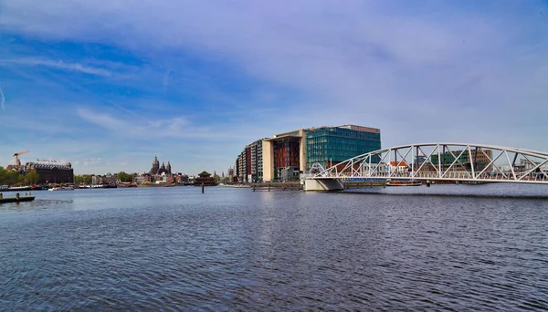 Amsterdamské Nábřeží Mostem Holandsku — Stock fotografie