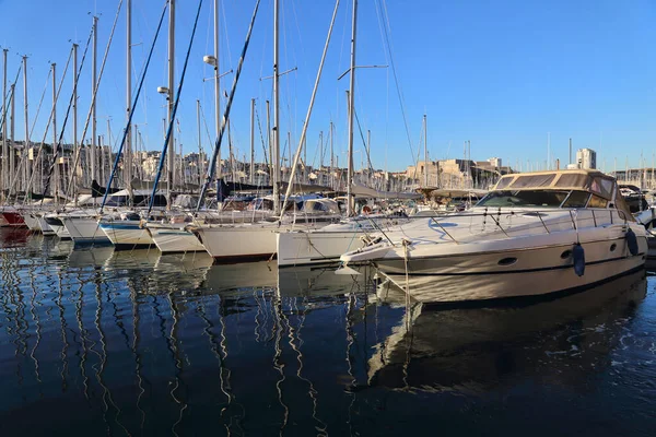 Jachty Plachetnice Jejich Odrazy Starém Přístavu Marseille Francie — Stock fotografie