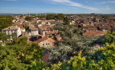 Avignon 'un çatıları ve Fransa' da kilise kulesi olan şehir manzarası