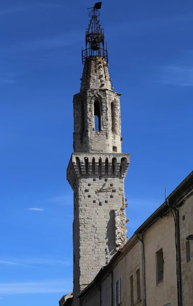 フランスのアヴィニョンの青い空に対する古い時計塔 — ストック写真