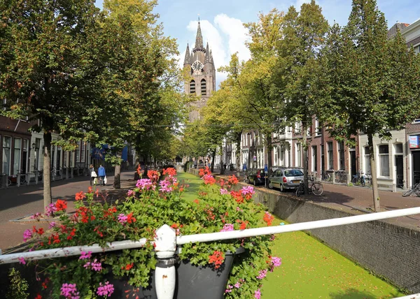 オランダのデルフト 2016年10月8日 2016年10月8日にオランダのデルフトにある旧教会の運河 自転車 人々と塔の橋からの眺め — ストック写真
