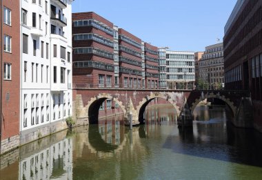 Tarihsel Adolphsbrucke köprüsü Hamburg, Almanya 'da eski bir kanal üzerinde