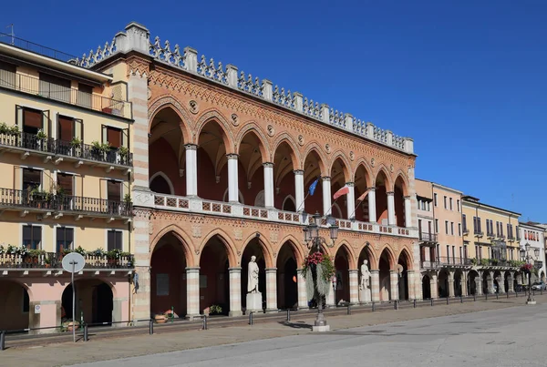 意大利帕多瓦Prato Della Valle广场历史上的Loggia Amulea — 图库照片