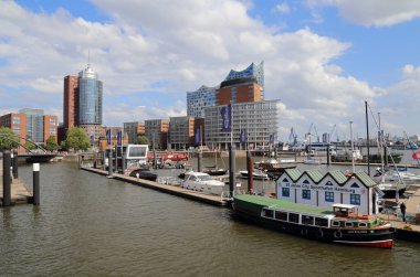 Hamburg, Almanya - 1 Temmuz 2019: Hamburg, Almanya 'daki eski liman ve modern ofis binaları