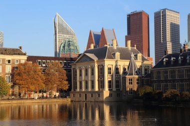 Het Mauritshuis en het torentje hoge Flat in late herfstzon in Den Haag