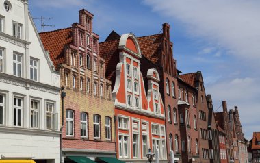 Almanya 'nın Luneburg şehrindeki geleneksel evlerin Gables' ı