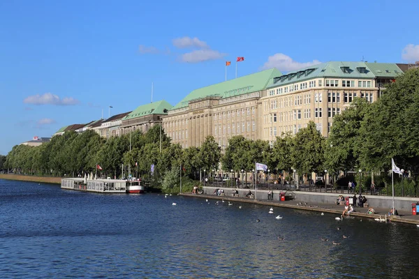 Hamburgo Alemanha Julho 2019 Pessoas Sentadas Beira Água Edifícios Históricos — Fotografia de Stock