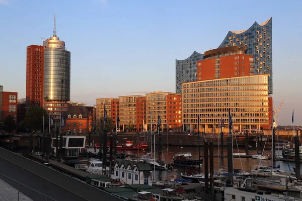 Hamburg, Almanya - 30 Haziran 2019: 30 Haziran 2019 'da Hamburg, Almanya' nın eski limanında batan güneşin ışığında tarihi tekneler ve modern ofis binaları