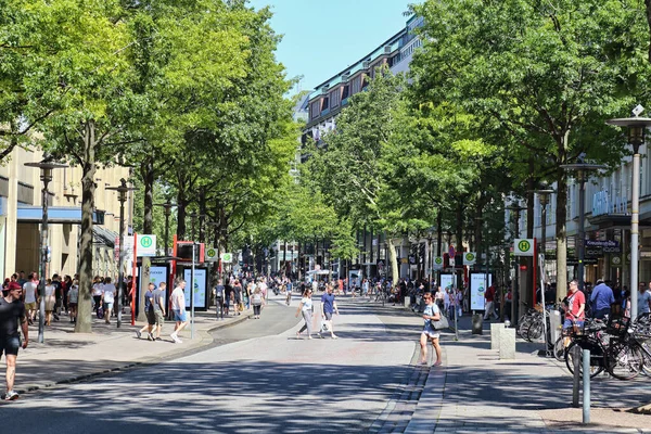 Hamburg Duitsland Juni 2019 Wandelaars Met Bomen Omzoomde Winkelstraat Monckebergstrasse — Stockfoto