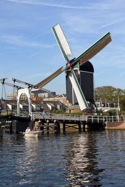 2011年9月24日 オランダ ライデン 2011年9月24日 オランダ ライデンの橋と風車のある運河に乗り込む人々 — ストック写真