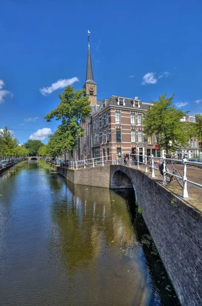 Kanal Brücke Häuser Und Turm Einer Kleinen Kirche Delft Holland — Stockfoto