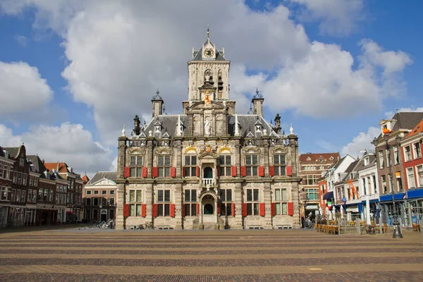 オランダのデルフトの町の広場に市役所と家 — ストック写真