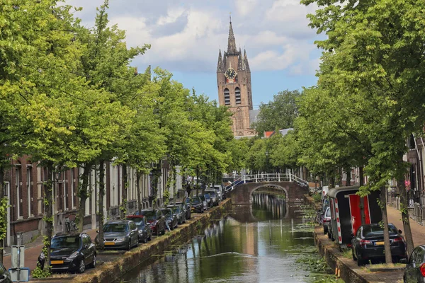 Torre Iglesia Árboles Puente Sobre Canal Histórico Delft Holanda —  Fotos de Stock