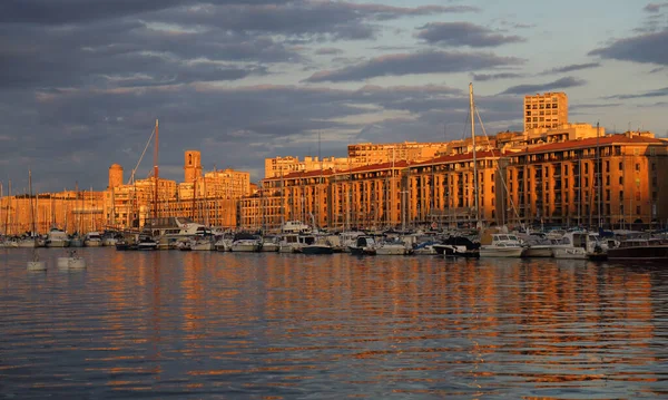 Zonsopgang Oude Haven Van Marseille Frankrijk Met Pleziervaartuigen Historische Gebouwen — Stockfoto